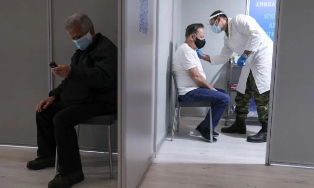 Εμβόλιο- Πρόστιμο: Πώς θα εισπράχθει από τους μη εμβολιασμένους από 60 ετών και άνω
